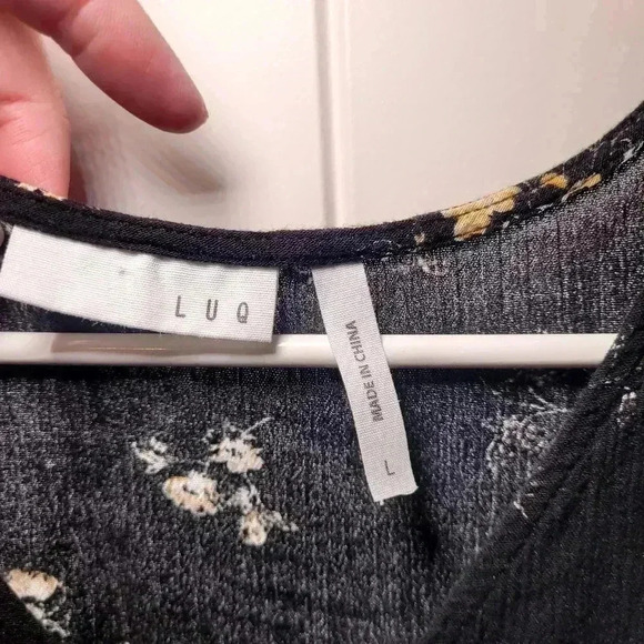 LUQ top with knot tie size large - Picture 4 of 6